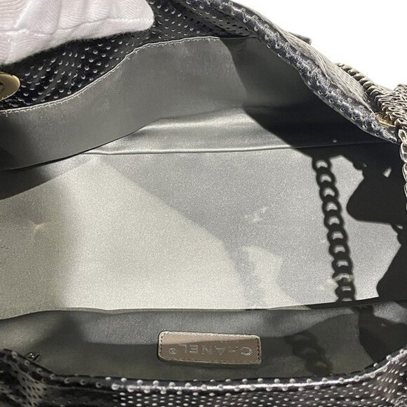 CHANEL Black Leather Shoulder Bag - Picture 6 of 9